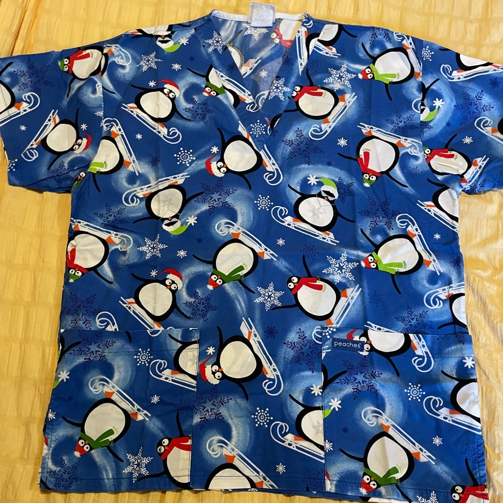 Winter Penguins Nursing Scrub top! Peaches brand size Large! EUC